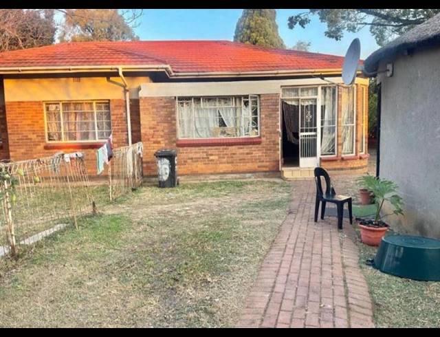9 BEDROOM HOUSE FOR SALE IN KEMPTON PARK EXT 02